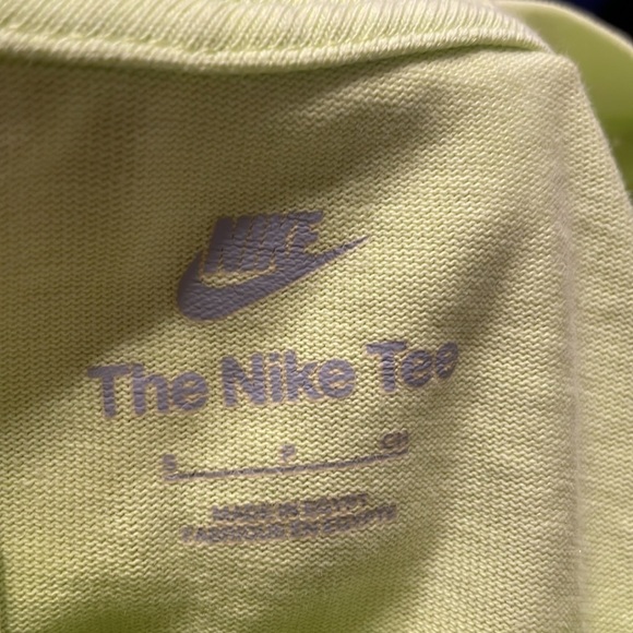 NWOT Nike bird T-shirt The Nike Tee size- S - Picture 4 of 4